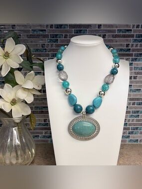 Beautiful chunky turquoise and silver tone necklace